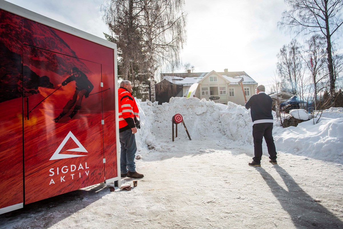 Torstein Skalland (til venstre) stod på stand for Sigdal Aktiv under Eggedaldagen i vinter.