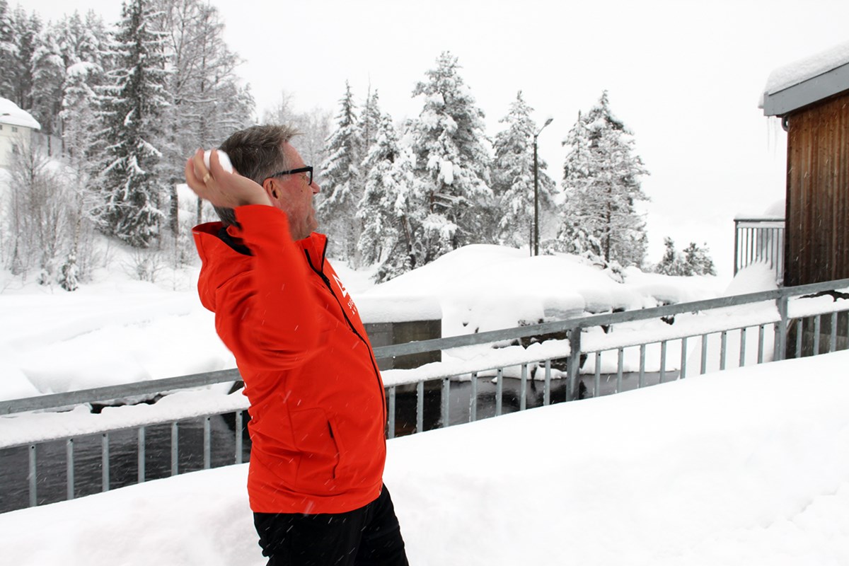 Aktiviteter kan være så mangt. Kristian tester skuddarmen med en runde snøballkasting.