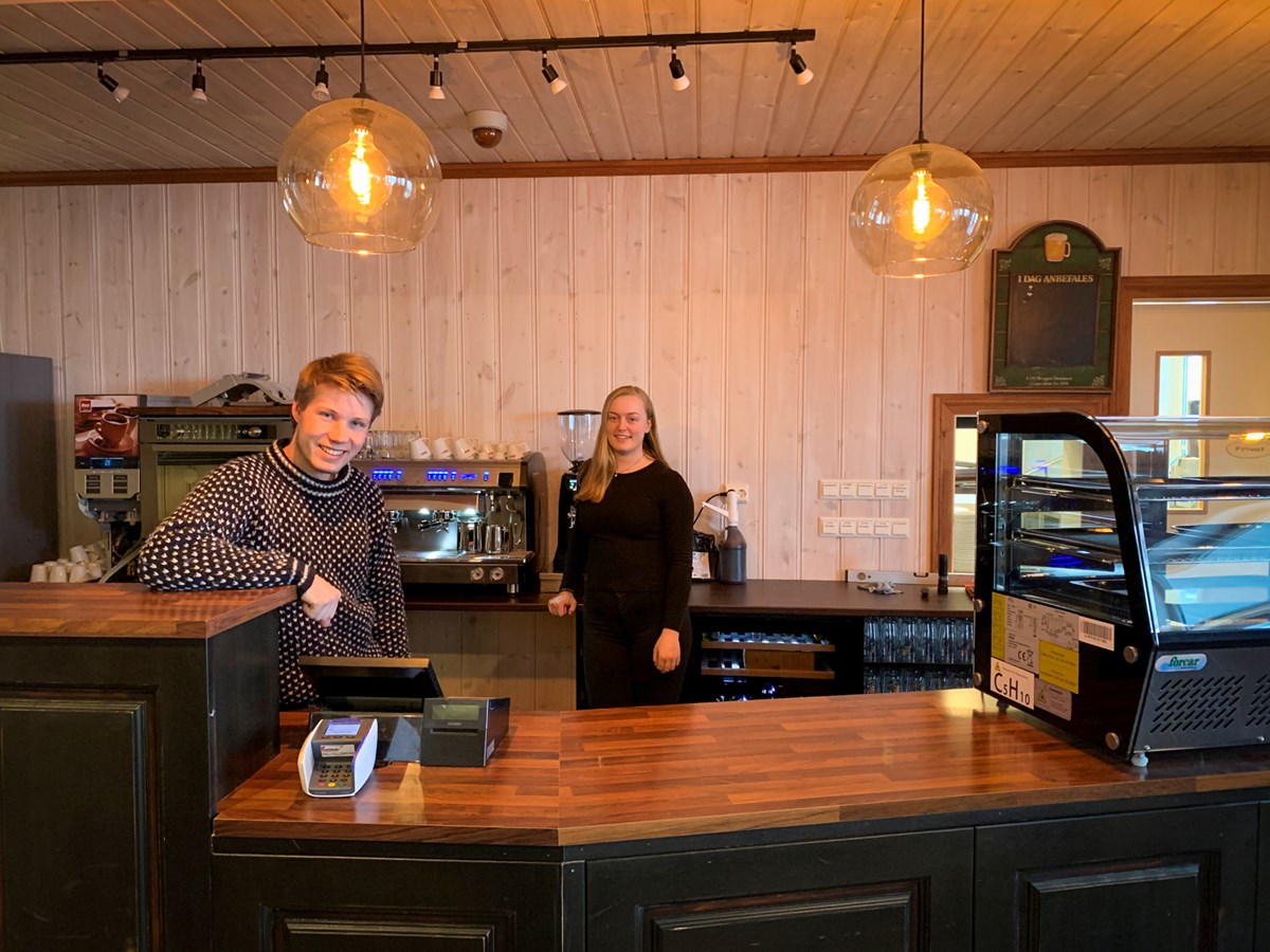 Nyåpning av kafé på Haglebu Turistheim. Anna og Marius ønsker velkommen til familiebedriften.