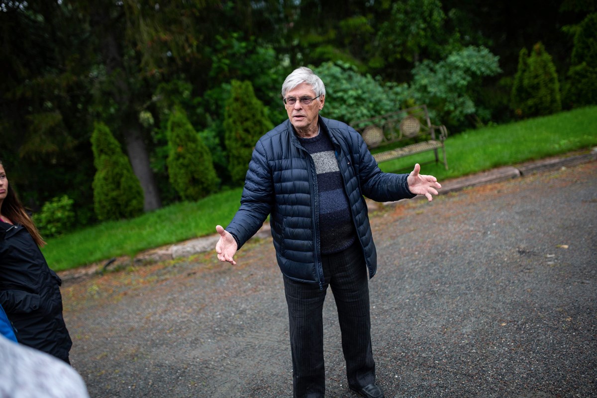 Svein Yngvar Dynge åpner Nastadborgen for publikum.