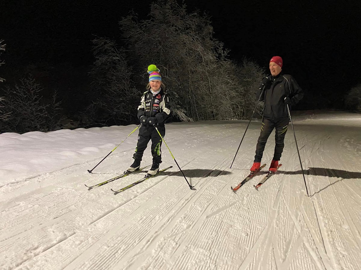 Sofie Medalen (7 år) og bestefar Nils Bakken (snart 82 år) godkjenner skiløypa i Eggedal.